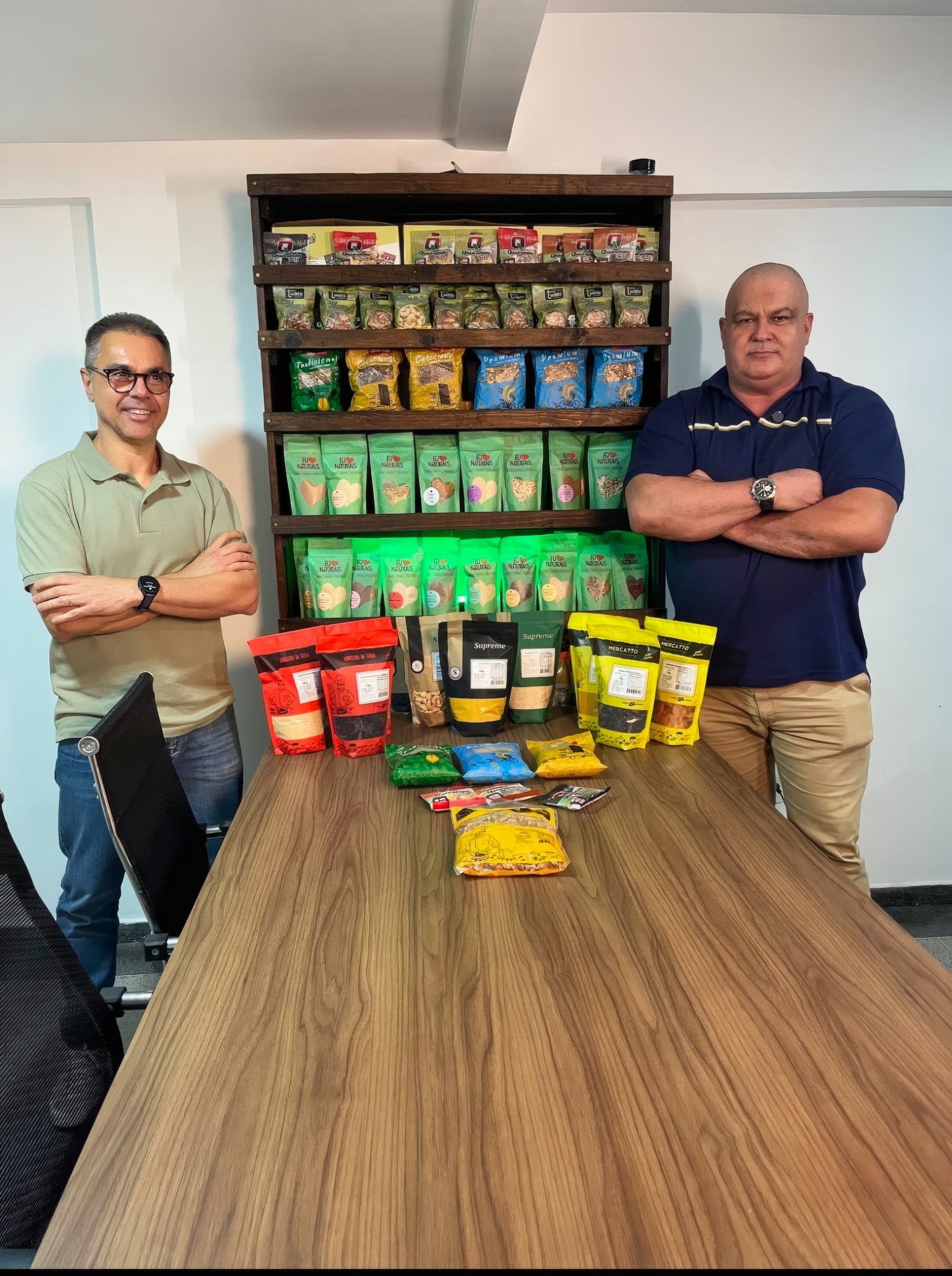 Ambiente de um empório moderno com prateleiras de produtos naturais